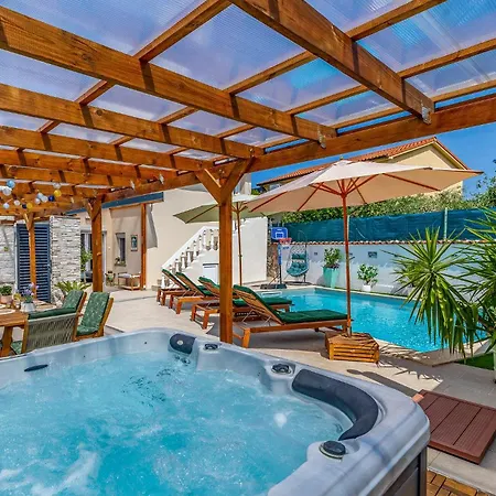 Beautiful In With Kitchen