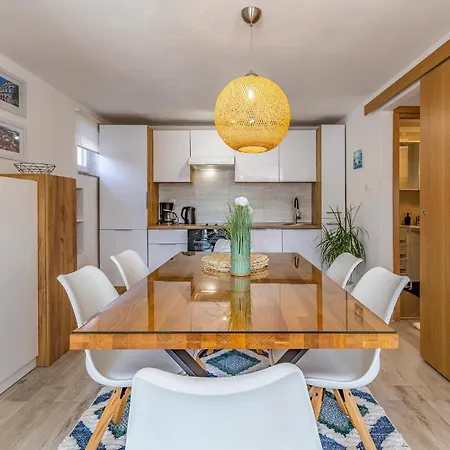 Beautiful In With Kitchen Holiday home