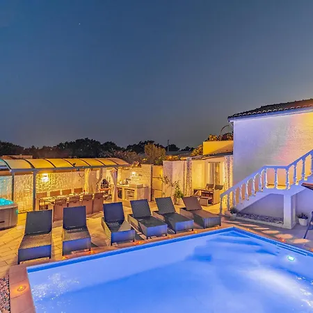 Beautiful In With Kitchen Holiday home *