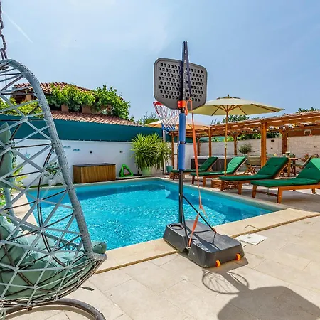 Beautiful In With Kitchen Holiday home *